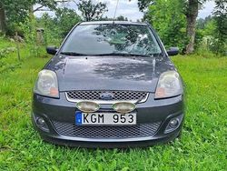 Grå Begagnad 2008 Ford Fiesta Halvkombi | 20 000 kr (Marknadspris)