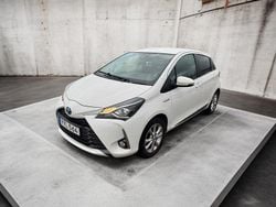 Vit Begagnad 2018 Toyota Yaris Hybrid Halvkombi | 149 900 kr (Marknadspris)