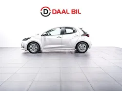 Vit Begagnad 2021 Toyota Yaris Hybrid Active Halvkombi | 209 700 kr (Marknadspris)