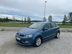 Blå Begagnad 2017 VW Polo Halvkombi | 134 900 kr (Marknadspris)