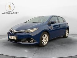 Mörkblå Begagnad 2017 Toyota Auris Hybrid Active Halvkombi | 169 900 kr (Marknadspris)