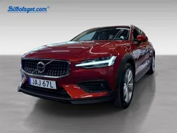 Röd Begagnad 2023 Volvo V60 CC Plus Kombi | 444 900 kr (Marknadspris)