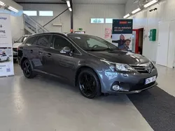 Mörkgrå (grå) Begagnad 2012 Toyota Avensis Kombi | 94 900 kr (Marknadspris)