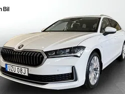 Vit (purity white) Ny 2025 Skoda Superb Selection Kombi | 474 900 kr (Marknadspris)