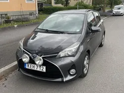 Grå Begagnad 2016 Toyota Yaris Hybrid Active Halvkombi | 99 000 kr (Marknadspris)