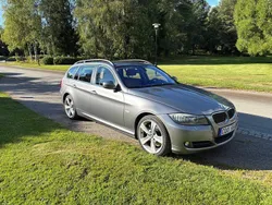 Grå Begagnad 2009 BMW 330 Comfort Edition Kombi | 119 000 kr (Marknadspris)
