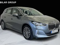 Grå Begagnad 2022 BMW 225 Active Tourer Luxury Line Minibuss | 299 000 kr (Marknadspris)