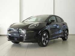Svart (agate black metallic) Ny 2025 Ford Puma Gen-E Premium SUV | 417 000 kr (Marknadspris)