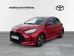 Röd Begagnad 2024 Toyota Yaris Hybrid Active Halvkombi | 279 000 kr (Dyr)
