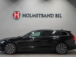 Svart Begagnad 2022 Volvo V60 Core Kombi | 319 800 kr (Marknadspris)