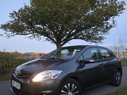 Grå Begagnad 2011 Toyota Auris Plus Halvkombi | 62 900 kr (Marknadspris)