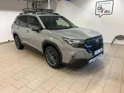 Grå (grå metallic) Begagnad 2024 Subaru Forester SUV | 429 900 kr (Marknadspris)
