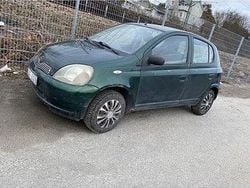 Grön Begagnad 2000 Toyota Yaris Halvkombi | 9 000 kr (Superpris)