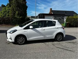 Vit Begagnad 2019 Toyota Yaris Hybrid Active Halvkombi | 145 000 kr (Marknadspris)