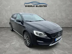 Svart Begagnad 2016 Volvo V60 CC Summum Kombi | 154 500 kr (Marknadspris)