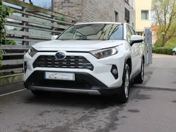 Vit Begagnad 2019 Toyota RAV4 Hybrid Active SUV | 273 900 kr (Marknadspris)