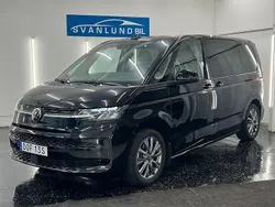 Svart Begagnad 2023 VW Multivan Life Minibuss | 579 800 kr (Marknadspris)