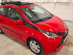 Röd Begagnad 2015 Toyota Aygo X-wave Halvkombi | 78 500 kr (Marknadspris)
