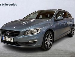 Ljusblå Begagnad 2017 Volvo V60 Standard Kombi | 189 900 kr (Marknadspris)