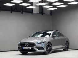 Mörkgrå Begagnad 2022 Mercedes CLA250e AMG Sedan | 369 900 kr (Marknadspris)