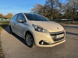 Vit metallic med pärleffekt Begagnad 2017 Peugeot 208 Halvkombi | 95 000 kr (Bra pris)