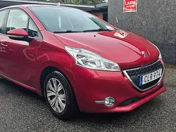 Mörkröd (röd) Begagnad 2014 Peugeot 208 Halvkombi | 37 000 kr (Bra pris)