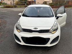 Vit Begagnad 2012 Kia Rio Halvkombi | 45 000 kr (Marknadspris)
