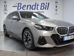 Grå Begagnad 2025 BMW 530e M Sport Kombi | 699 500 kr (Marknadspris)