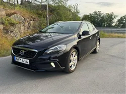Svart Begagnad 2014 Volvo V40 CC Momentum Kombi | 130 000 kr (Marknadspris)