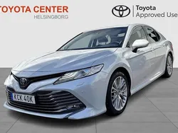 Vit Begagnad 2020 Toyota Camry Hybrid Executive Sedan | 289 900 kr (Marknadspris)
