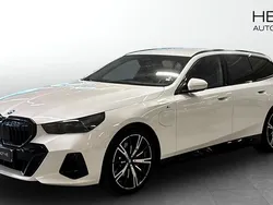 Vit (white) Begagnad 2025 BMW 530e M Sport Kombi | 718 700 kr (Marknadspris)