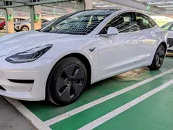 Vit Begagnad 2020 Tesla Model 3 Standard Range Plus Sedan | 248 000 kr (Bra pris)
