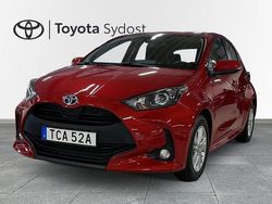 Röd Begagnad 2023 Toyota Yaris Hybrid Active Halvkombi | 219 000 kr (Marknadspris)