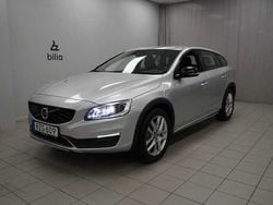 Silver Begagnad 2016 Volvo V60 CC Summum Kombi | 199 900 kr (Marknadspris)