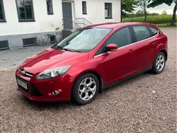 Röd Begagnad 2015 Ford Focus Titanium Halvkombi | 80 000 kr (Superpris)