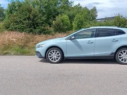 Blå Begagnad 2017 Volvo V40 CC Kinetic Kombi | 149 000 kr (Marknadspris)