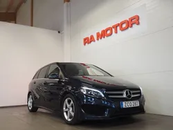 Mörkblå Begagnad 2017 Mercedes B200 AMG Minibuss | 159 900 kr