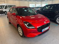 Röd Ny 2024 Suzuki Swift Halvkombi | 249 900 kr (Marknadspris)
