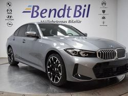 Skyscraper grey metallic Ny 2025 BMW 330e M Sport Sedan | 579 500 kr (Superpris)