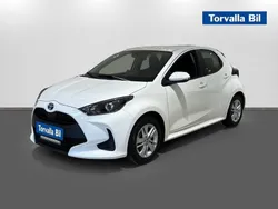 Vit Begagnad 2023 Toyota Yaris Hybrid Active Halvkombi | 229 900 kr (Marknadspris)