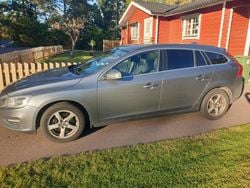 Grå Begagnad 2016 Volvo V60 Momentum Kombi | 99 500 kr (Marknadspris)