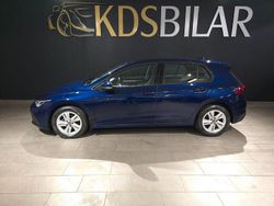Mörkblå Begagnad 2020 VW Golf VIII Comfortline Halvkombi | 189 500 kr (Marknadspris)