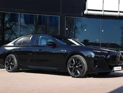 Svart Begagnad 2025 BMW 760 Sedan | 1 495 000 kr