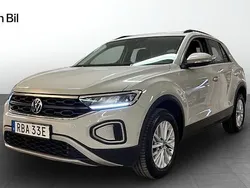 Ljusgrå Begagnad 2024 VW T-Roc Life SUV | 319 900 kr (Dyr)