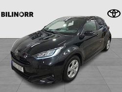 Svart Begagnad 2024 Toyota Yaris Hybrid Active Halvkombi | 249 900 kr (Marknadspris)