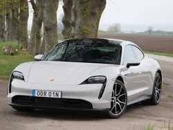Grå Begagnad 2023 Porsche Taycan Sedan | 799 000 kr (Dyr)