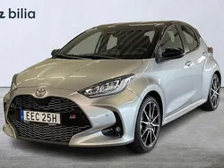 Silver Ny 2024 Toyota Yaris Hybrid Sport Halvkombi | 324 900 kr (Dyr)