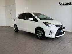 Ljusgrå (grå) Begagnad 2014 Toyota Yaris Active Halvkombi | 89 900 kr (Marknadspris)