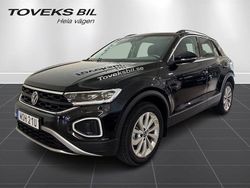 Svart (deep black pearl) Begagnad 2025 VW T-Roc Life SUV | 339 900 kr (Dyr)