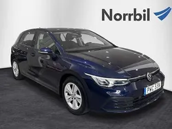 Mörkblå (atlantic blue metallic) Begagnad 2021 VW Golf VIII Life Halvkombi | 229 000 kr (Marknadspris)